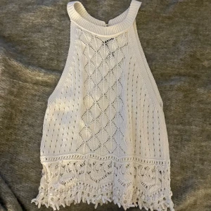 Vit stickad topp  - Superfin vit stickad topp från Holly & Whyte by Lindex. Jättebra skick 🩷