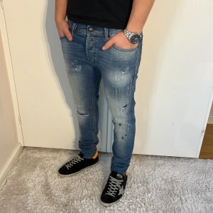 Diesel jeans  - Diesel Jeans med slitningar | skick 9/10 | Storlek 32/30 | Pris - 449kr | Modellen är ca 178cm lång | Hör av dig vid minsta fråga eller fundering!!