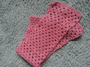 Handgjord virkad rosa halsduk - Superfin handgjord virkad halsduk i en härlig rosa färg som jag själv har gjort. Den är virkat med ett luftigt mönster som ger en cool och unik look. Perfekt accessoar för att liva upp din outfit under kyliga dagar.