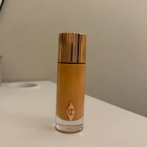 Charlotte tilbury Flawless Filter - Charlotte Tilbury Flawless Filter i färgen 5 tan. Texten på framsidan har tyvärr råkat gnuggats bort, endast använd några fåtal gånger. Kan gå ner i pris vid snabbt köp🤍 