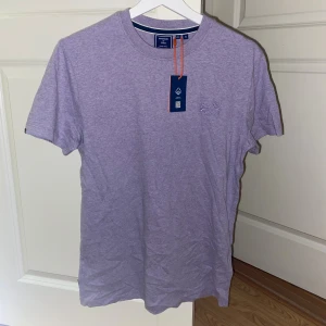 Superdry t-shirt - En lila t-shirt i storlek small från Superdry som inte kommit till användning 