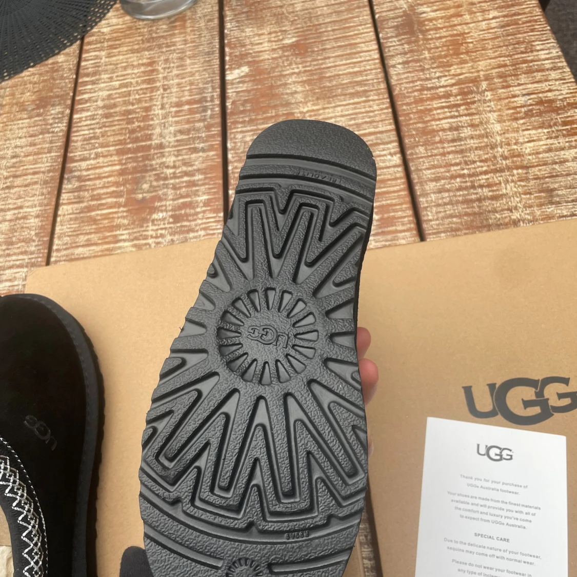 Svarta UGG slip-ons med mönstrad kant - 4