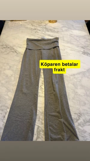 Grå yoga pants från Gina Tricot - Säljer ett par grå mjuka byxor från Gina Tricot i storlek 146/152.  De har kommit till användning men de är försmå nu. De ser inte använda ut