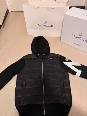 Cardigan  - Säljer helt ny cardigan i storlek M tillkommer box och påse