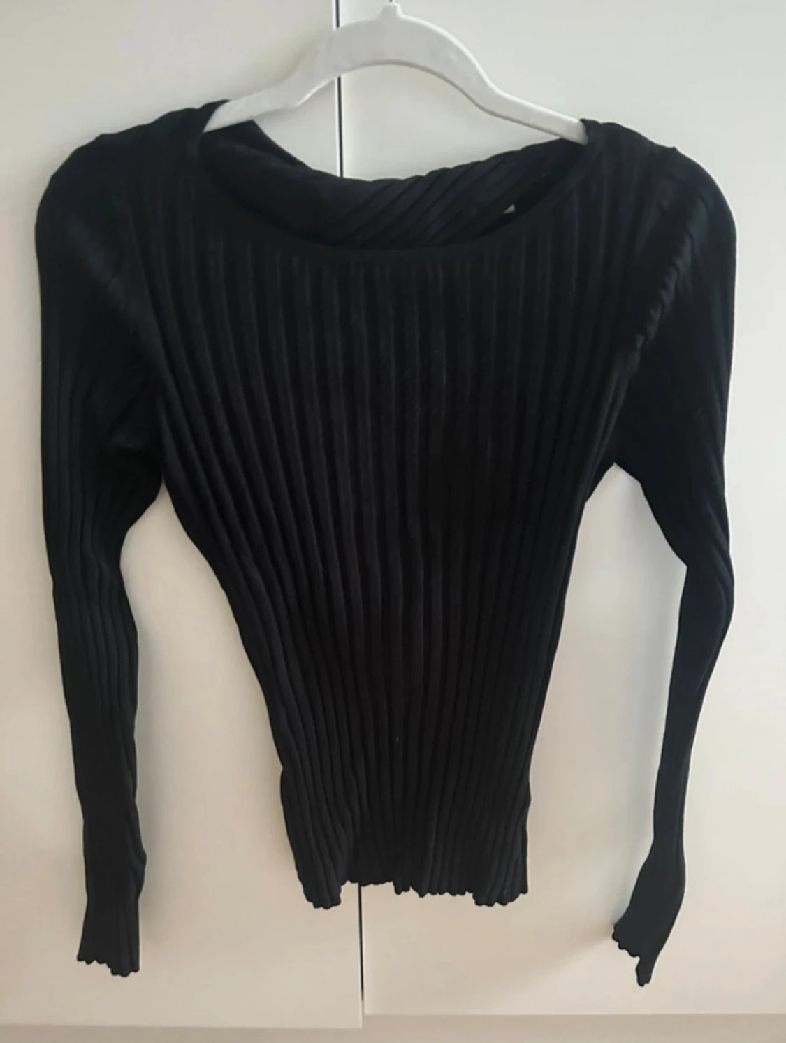 Svart ribbad tröja med öppen rygg - 3