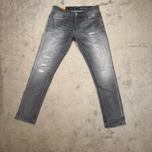 Dondup George  - Ett par sjukt snygga skinny dondup jeans med feta slitningar. Utmärkt skick utan defekter!