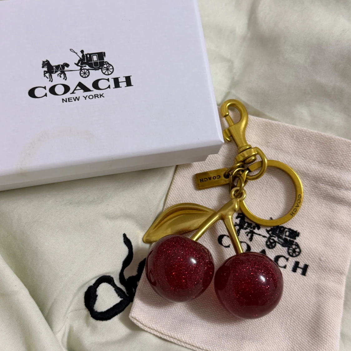 Coach nyckelring med glittriga körsbär - 1