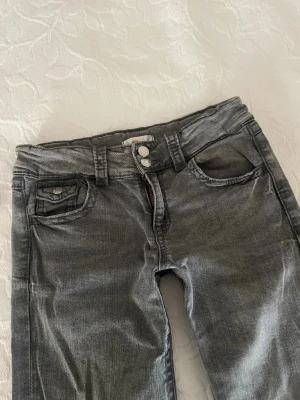 Grå jeans bootcut - Nya jeans använt ett par gånger