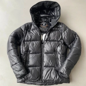 Save the duck jacka - Säljer en svart jacka från save the duck. Storlek S. Den är sparsamt använd. Bra skick. Snygga detaljer på luvan, sidan och innanför.