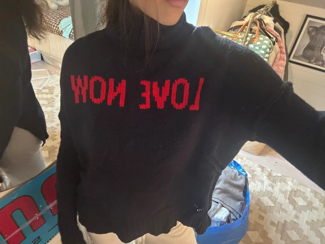 Svart polotröja med röd text - 2