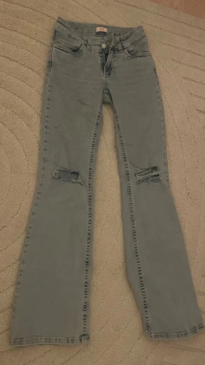Nelly jeans  - Säljer mina jenas från Nelly som har rosa detaljer på fickorna och med hål fram. Hör av er om ni vill ha fler bilder eller om ni har några  frågor och funderingar☺️🤗