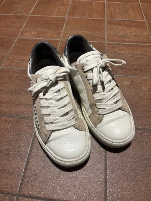 Zadig & Voltaire vita sneakers - Säljer dessa superfina skor från Zadig💕De har varit på lagning precis så är mycket fina på utsidan, knappt några defekter förutom lite nedtrampad sula. Lite slitna på insidan men inget man tänker på💕💕nypris 2095kr