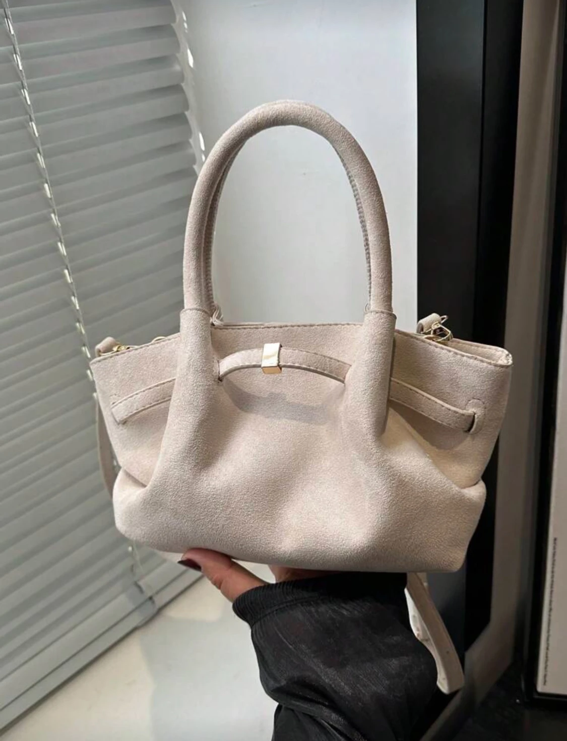 Beige handväska i mocka