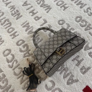 Väska  - Väska till tjejer, bra skick och passé bra till vintern och sommaren. 