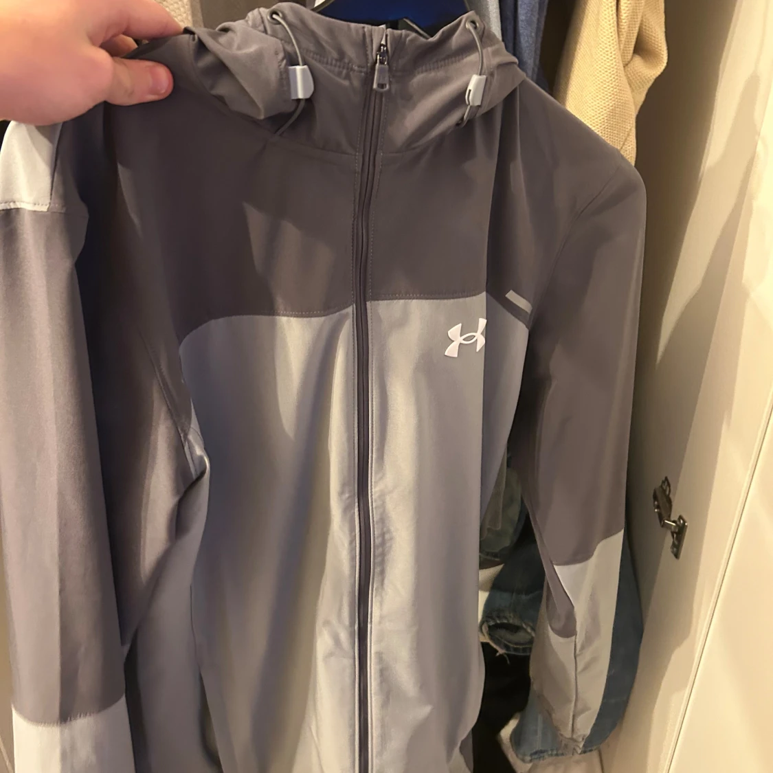 Grå vindjacka från Under Armour