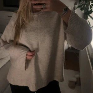 Stickad tröja - Säljer en beige stickad tröja från Gina! använd ett par gånger men är i bra skick🫶🏽 perfekt nu till höst och vinter, ny pris 399kr