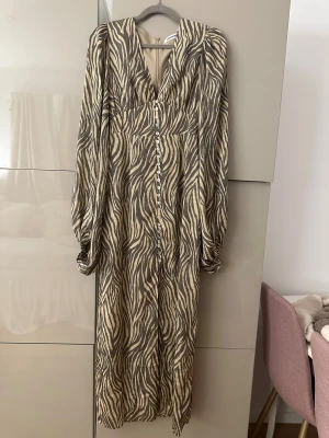 Adoore klänning  - En helt ny Adoore klänning i storlek 36, med lappen kvar. Endast testad. 