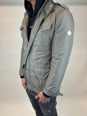 J.Lindeberg Jacka  - Hej! Säljer nu denna väldigt snygga och eftertraktade J.Lindeberg Fieldjacka!  Jackan är slutsåld överallt och går inte att få tag på… jackan är perfekt nu till hösten/vintern  Storlek M Ny pris: 6000 kr Säljs för: 1399 kr 