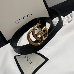 Gucci GG Marmont Lädebälte - Gucci GG Marmont läderbälte – Storlek 70, Svart med antikguldfärgat spänne