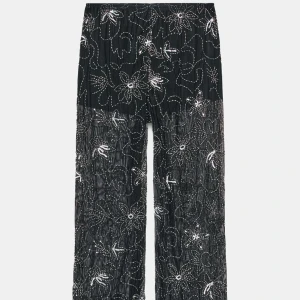 Svarta meshbyxor med blommigt mönster - Snygga svarta spetsbyxor med glitter/paljetter. Byxorna har rak passform och är perfekta för dig som vill sticka ut med en unik stil. Materialet är lätt och luftigt, vilket ger en cool vibe. Aldrig använda. Prislappen är kvar 