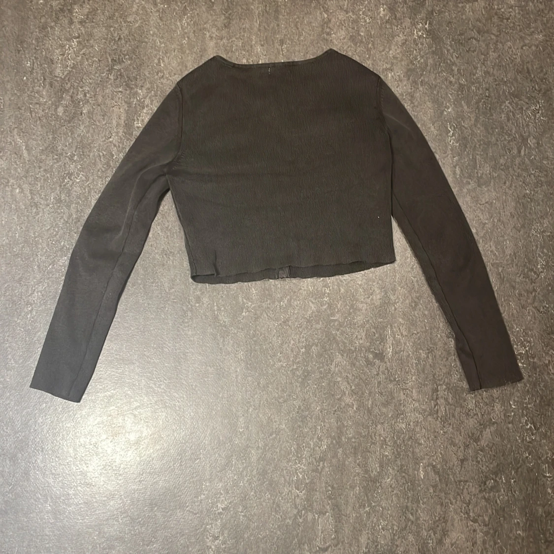 Svart croppad kofta från Stradivarius - 3