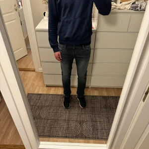 Mörkblå Jack & Jones jeans - Säljet ett par feta jack & jones jeans storlek 30x32!!