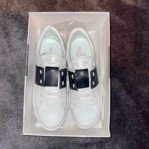 Valentino Garavani open svarta/vita sneakers - Snygga vita/svarta valentinos open helt oanvända. Pris ej hugget i sten. Kontakta vid minsta fråga 