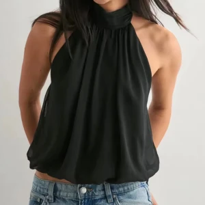 Svart halterneck topp från Nelly - Säljer en svart halterneck linnetopp med hög krage och öppen rygg. Toppen har en loose passform och är ärmlös, vilket ger en cool och avslappnad vibe. Perfekt att styla med jeans eller kjol för en trendig look.