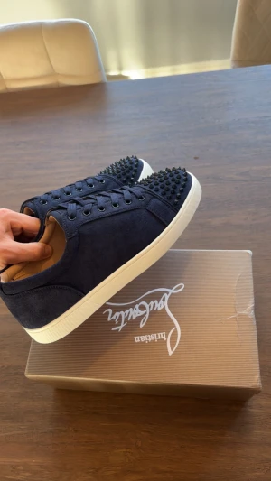 Christian Louboutin sneakers - Säljer dessa sjukt feta Loubs. Storlek 44. True to size. Sköna o sjukt snygga. Om du inte förstår varför priset är som det är så köp inte.
