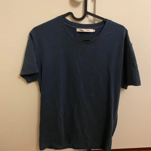 Blå t-shirt från Samsøe Samsøe - Snygg mörkblå t-shirt från Samsøe Samsøe i klassisk modell med rund hals och korta ärmar. Tillverkad i mjuk bomull. Perfekt för dig som gillar stilrena och enkla plagg med bra passform.