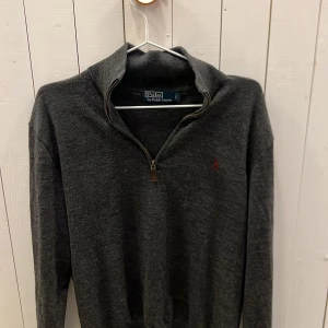 Mörkgrå half zip tröja Polo Ralph Lauren - Stickad mörkgrå halvzip från Ralph lauren. Storlek L men sitter som M. Det är bara o höra av sig vid byten eller liknade