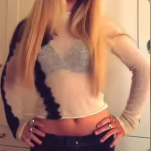  tröja Weekday - Slutsåld tröja från weekday tunn stickad vit med mörkblå rand. Meddela för mer bilder eller diskutera pris 🥰