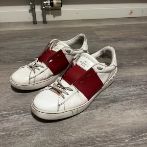 Valentino open  - Säljer ett par röd vita valentino open i hyfsat bra skick. Vid fler bilder är de bara att kontakta mig. Storlek 44