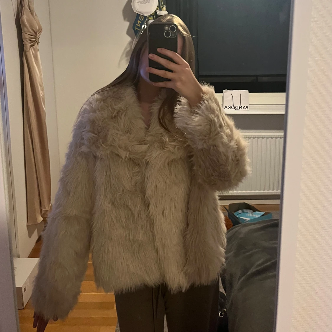 Beige fluffig pälsjacka