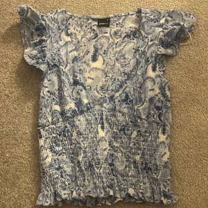 Blommig blåvit blus från Gina Tricot - Har inte kommit till användning och är aldrig använd heller