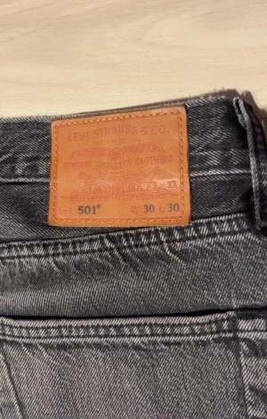 Levi's 501  jeans - Svarta Levi's 501 jeans med klassisk rak passform och fem fickor.  Storlek: W30 L30. De är lite slitna vid sömmen vid slutet av benen som syns på första bilden