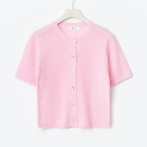 rosa kofta gina - säljer en populär superfin ljusrosa stickad kofta från gina tricot. den är nästan aldrig använd därpå väldigt bra skick. pris kan såklart diskuteras!💞