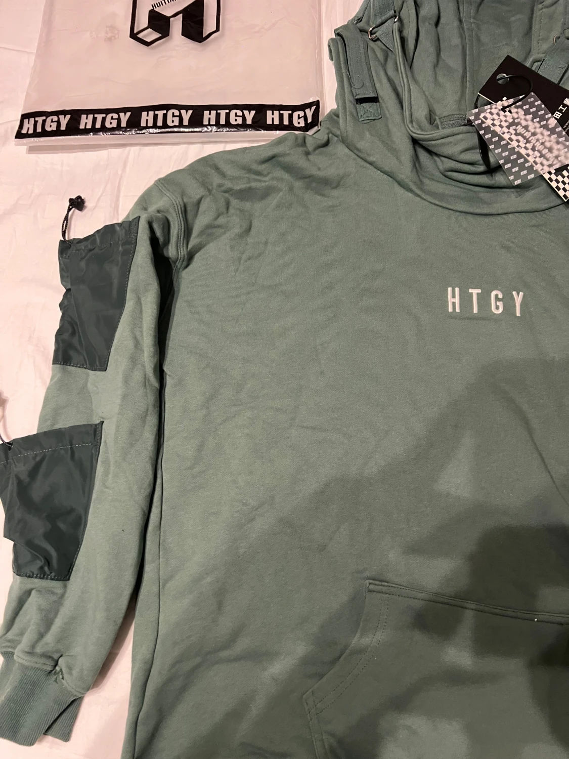 Grön hoodie från HTGY med detaljer - 2