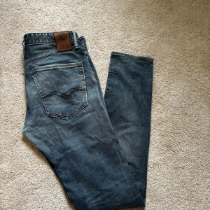 Replay jeans  - Ett par riktigt feta och unika replay jeans! Skick 9/10 Slim fit Storlek 31/34 Modellen är 184cm och väger 70kg. Skriv vid minsta fundering mvh Lysekilsgarderoben! 