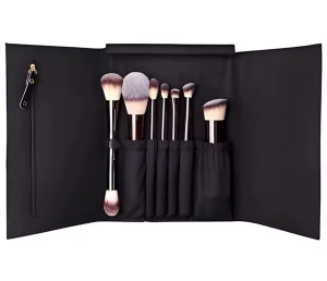 Svart sminkborstset i fodral 7st - Snyggt set med sju sminkborstar från Hickap i ett stilrent svart fodral med H-logga. Borstarna har svarta skaft och täta, mjuka syntetborst i vit och brun ombre. Perfekt för foundation, contour, ögonskugga och detaljerad applicering. Fodralet är i konstläder med magnetstängning.