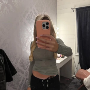 Grå långärmad topp från Intimissimi - Superskön grå långärmad topp från Intimissimi i ultralätt material med kashmir. Slim fit och croppad passform som sitter snyggt på kroppen. Perfekt att styla med höga jeans eller kjol. Enkel och stilren design utan mönster eller detaljer. Använd fåtal gånger.