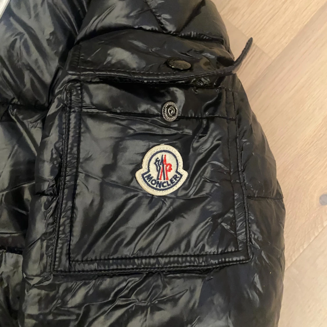 Svart Moncler dunjacka med huva L - 2