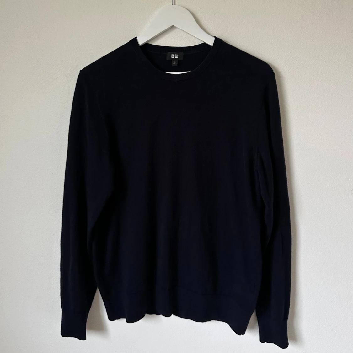 Mörkblå stickad tröja från Uniqlo