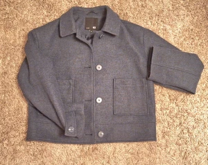 Blå jacka från 157 - Snygg blå jacka från 157 med klassisk krage och stora framfickor. Jackan har knäppning med fyra knappar och är tillverkad i ett mjukt ullmaterial. Perfekt för chill stil under höst och vinter.