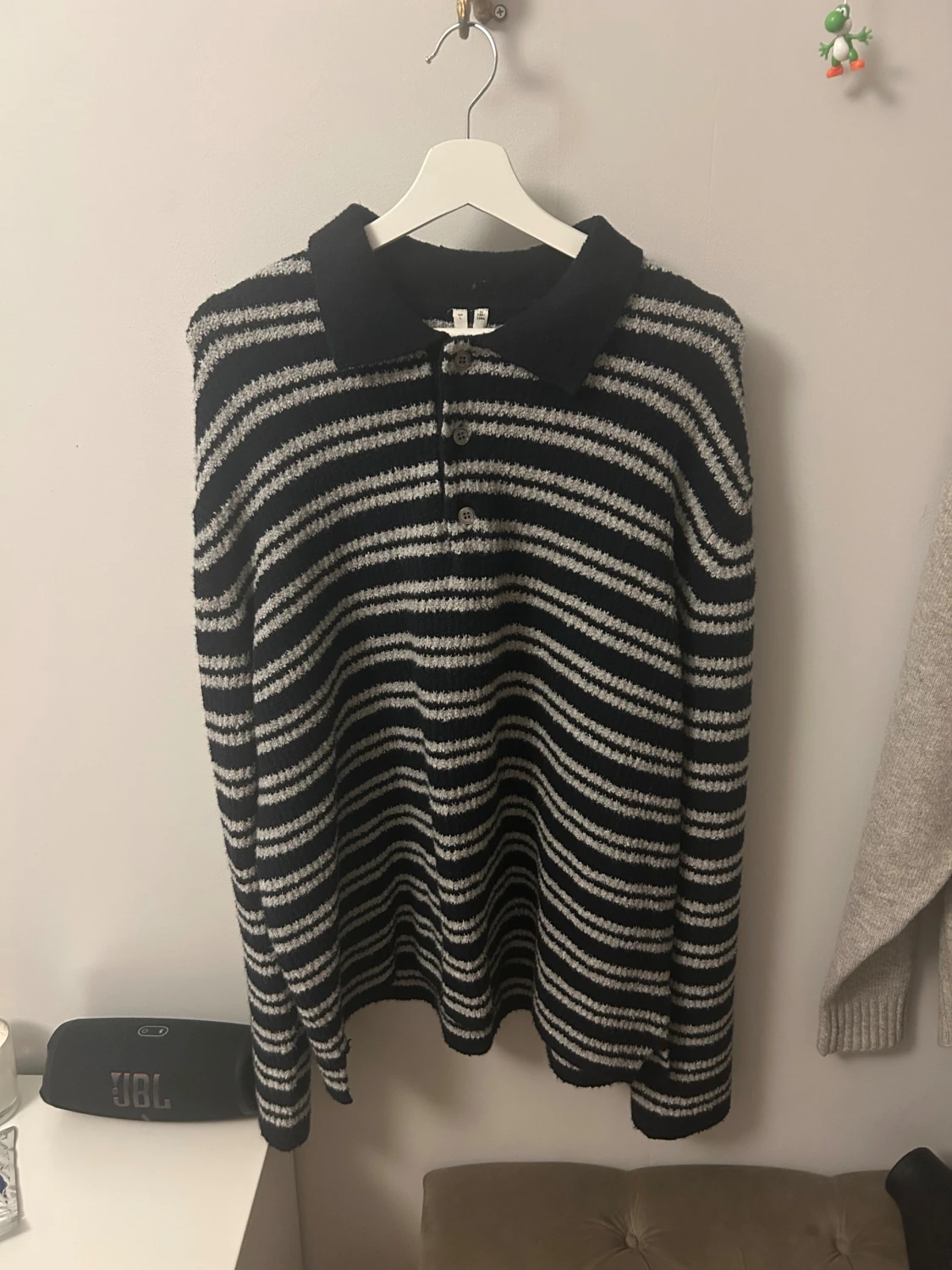 Randig stickad pikétröja i mörkblå och grå/vit från Arket