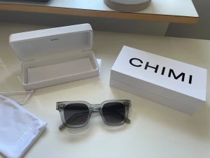CHIMI solglasögon  - CHIMI 04 grey solglasögon. Endast använda ett fåtal gånger och är som nyskick, inga repor eller något!