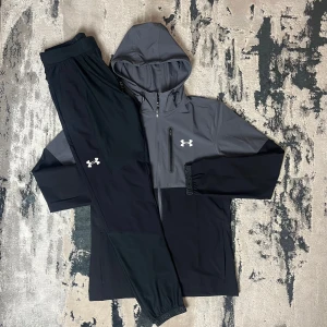UNDER ARMOUR - VANISH TRACKSUIT - Under Armour – Vanish Tracksuit  • Jacka och byxa i matchande färg • Storlekar från XS till 2XL • Går också att få den på sneaks,se