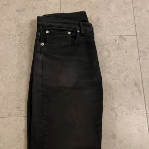 Mörkgrå jeans från A.P.C - Säljer ett par mörkgrå A.P.C. Petit Standard jeans med klassisk femficksdesign och slim fit modell. Nypris är ca 2200kr mitt pris är endast 399kr. Jeansen har en snygg och smal passform. De är tillverkade i kraftigt bomullstyg och de är perfekta för dig som vill ha en clean och avslappnad look, om du har några frågor eller funderingar är det bara att säga till Mvh.