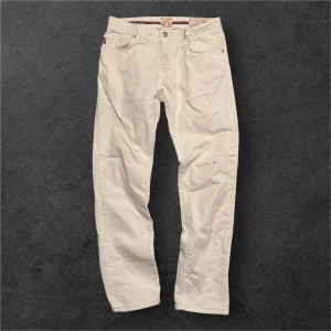 Tramarossa Leonardo - Feta jeans från märket tramarossa, modell ’Leonardo’. Storlek 33, i ganska bra skick, med en defekt vilket då är den lilla fläcken vid vänstra knät, vet ej riktigt vad det är, har försökt tvätta bort det med olika metoder men det försvinner inte, därav ett lågt pris! Har ni några frågor så är det bara att skicka ett PM! Var ej blyga med prisförslag! (Inga lowball offers tack!)🙃