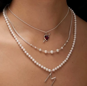 Maria Nilsdotter Rebel Love Necklace - Maria Nilsdotter Rebel Love Necklace i silver!! Fint skick, inga defekter ❣️ Båda boxar följer med, längd 40 🥰